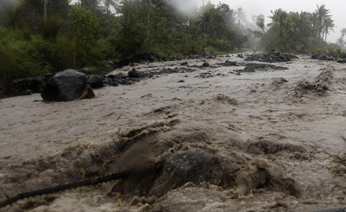 Philippines nghiêng ngả trong bão Hagupit ảnh 1